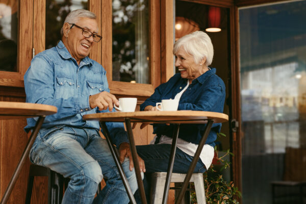 Älteres Paar, Gespräch im café