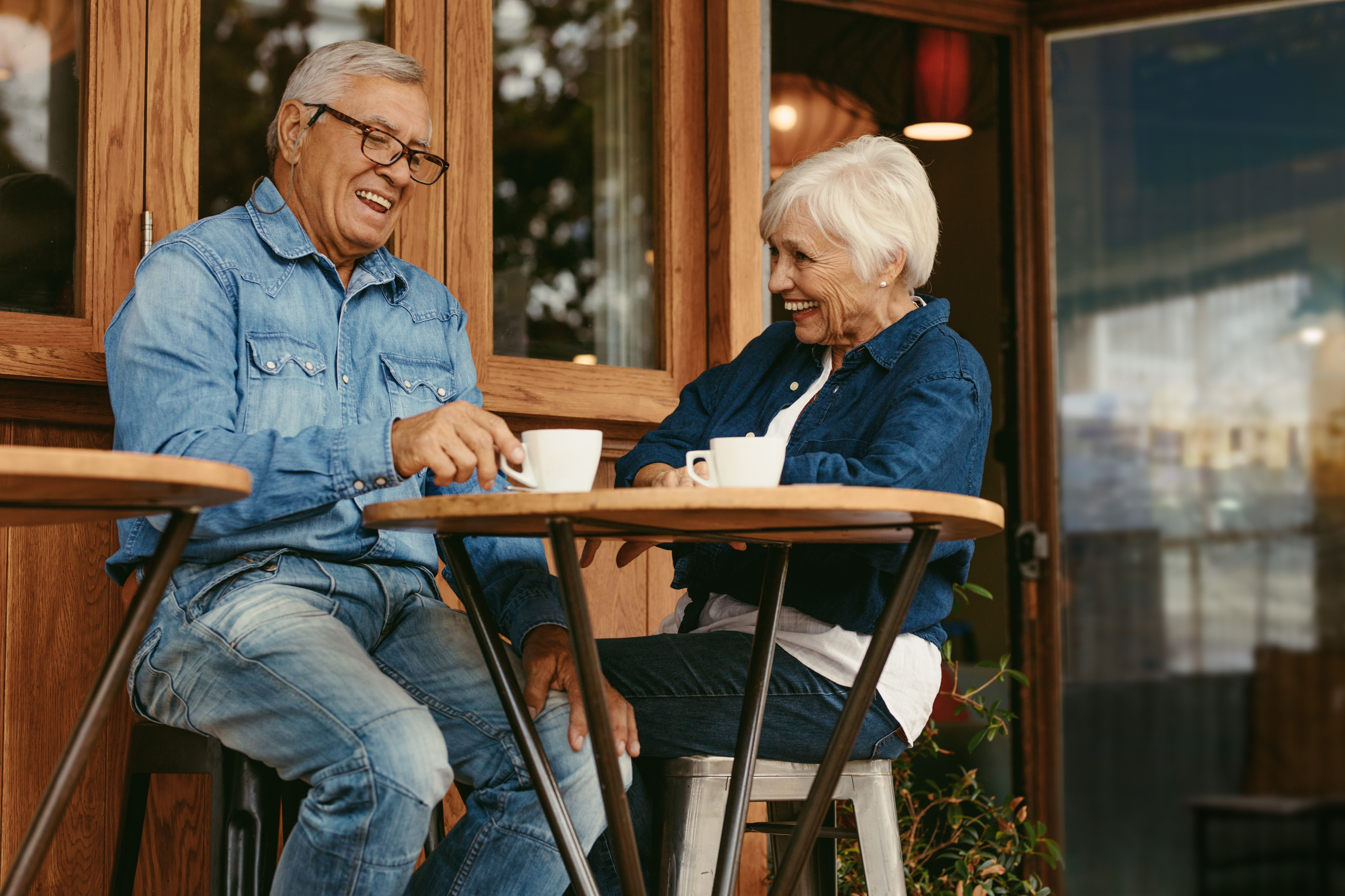 Älteres Paar, Gespräch im Café